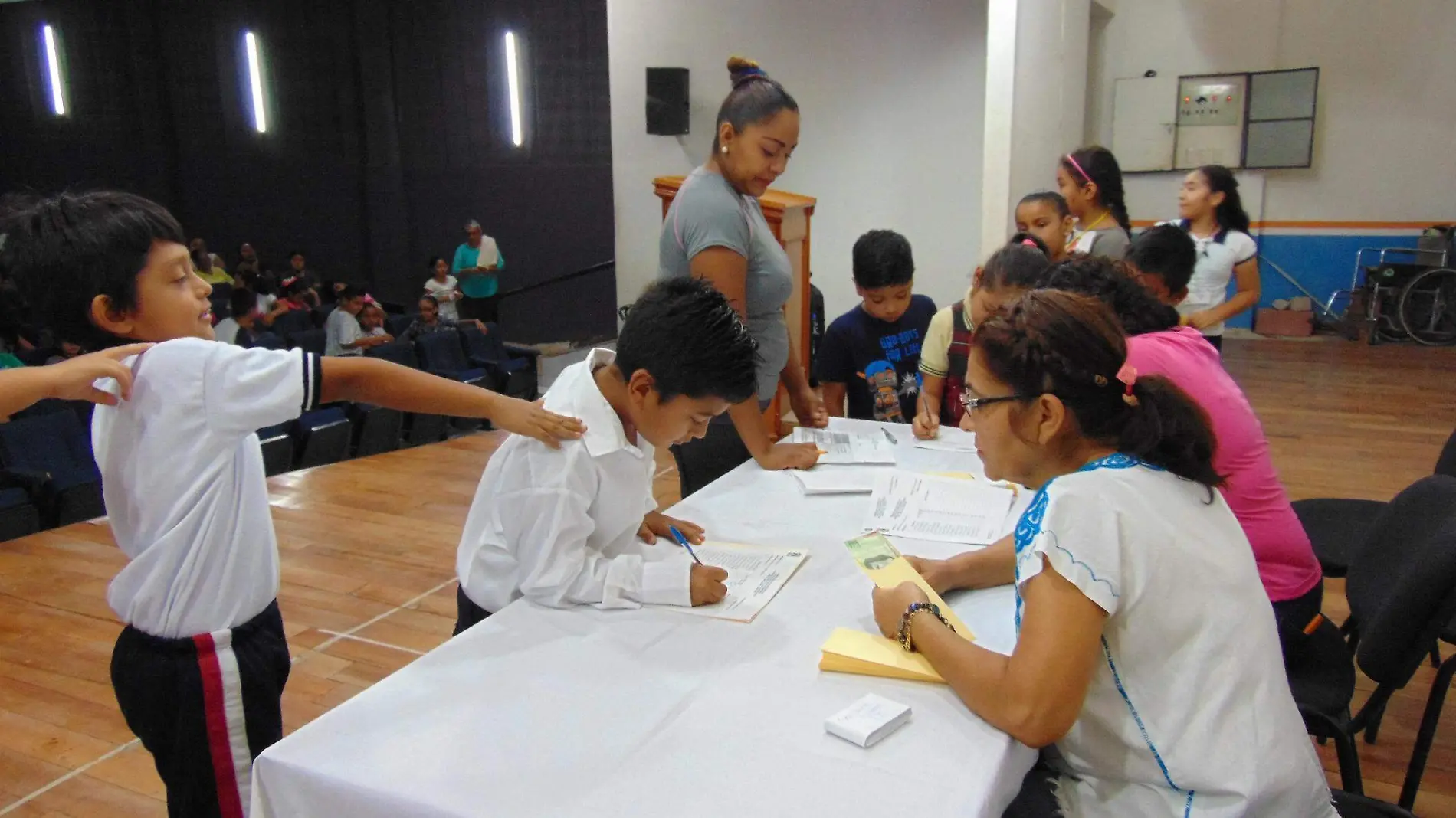 Entregan becas de estudio a niñosmde primaria del programa Estimulos a la educacion